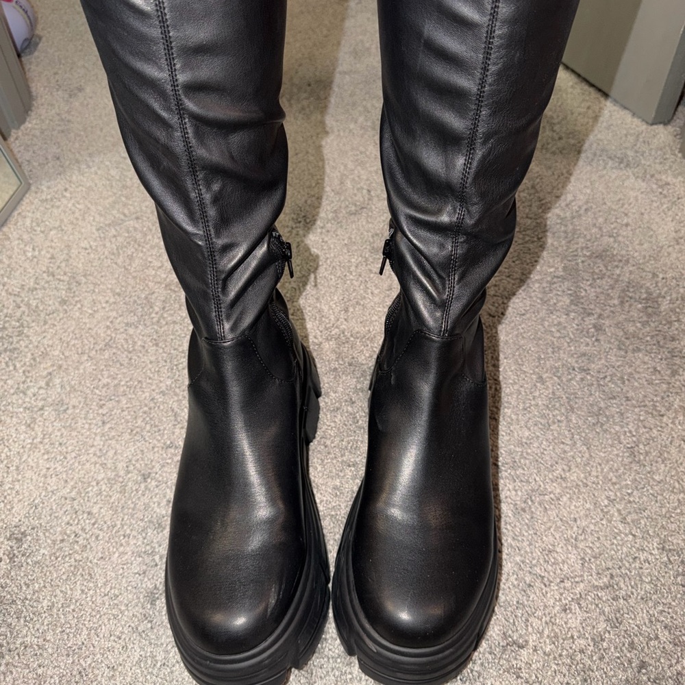 Steve Madden Black Leather Combat Boots (light scratch/ see pitures) Size 10